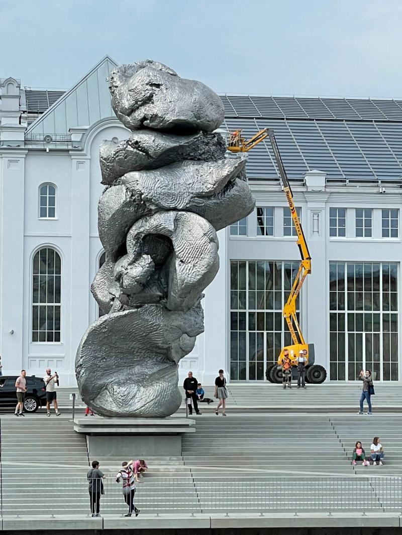 скульптура в москве кусок глины